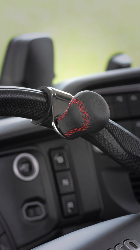 Pilot Revolve, pomello volante in pelle con cuciture rosse, staffa cromata