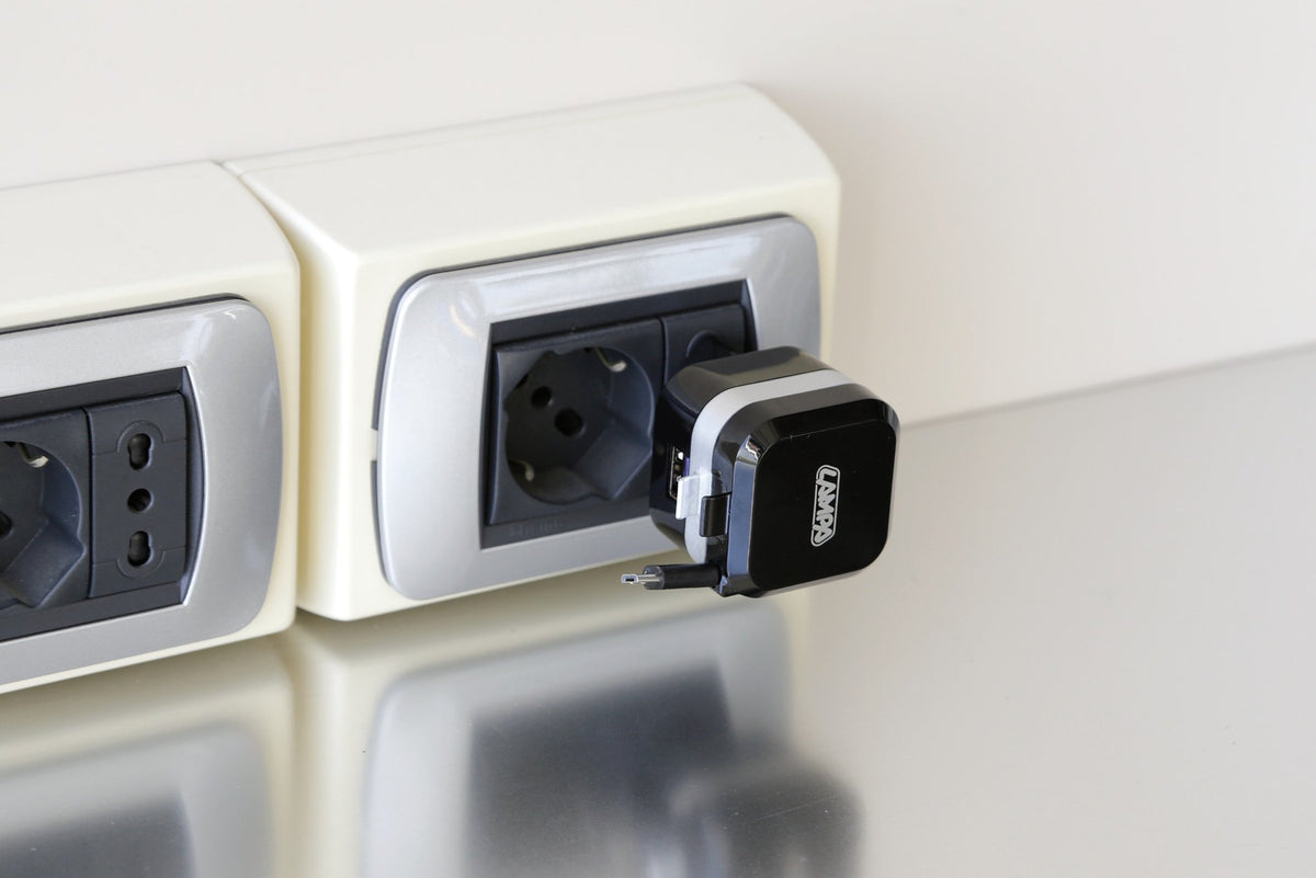 Caricabatteria da rete Micro Usb con 1 porta Usb Fast Charge 2400 mA 100/230V 38947