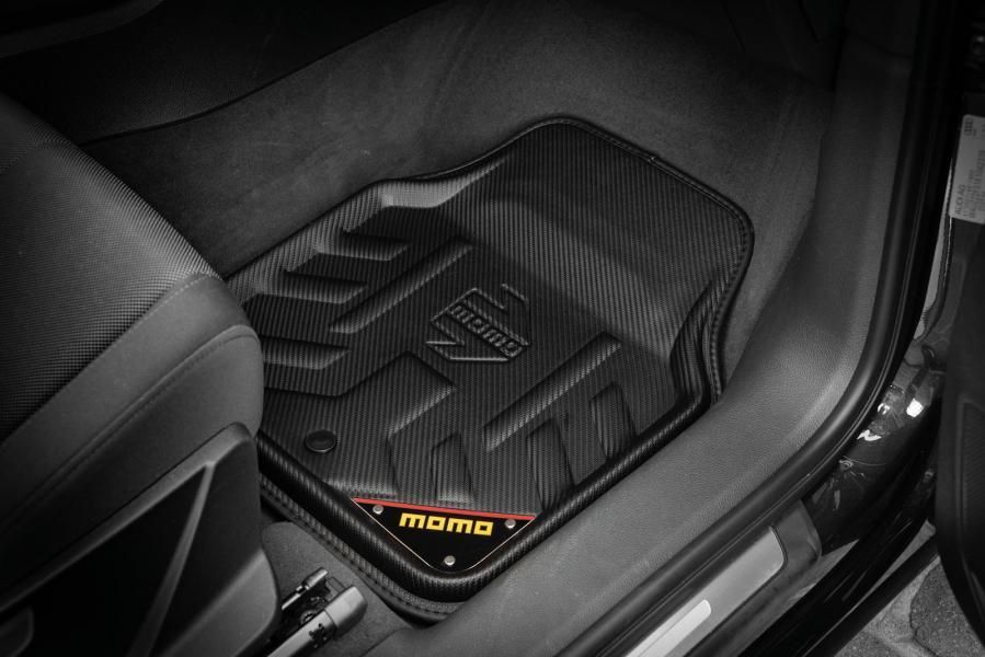 Alfombra preformada Momo Drive en carbono negro