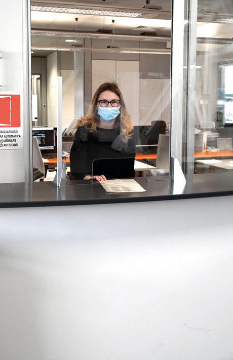 Schermo protettivo parafiato con feritoia per banconi e scrivanie 660x560 mm 66931